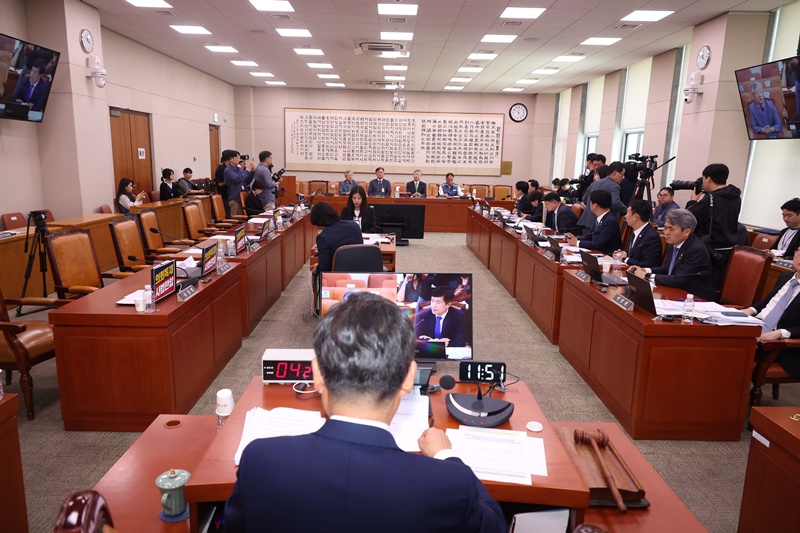 사진은 14일 오전 서울 여의도 국회 법제사법위원회에서 조희대 대법원장 등 사법부의 대선개입 의혹 진상규명 청문회가 열리고 있는 가운데 국민의힘 의원들의 빈자리가 눈에 띄고 있는 모습이다. / 뉴시스