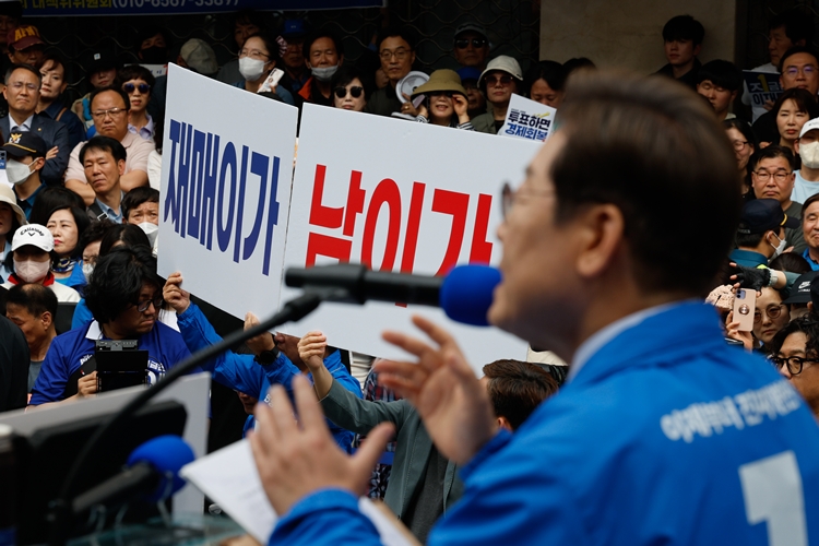 이재명 더불어민주당 대선 후보가 지난 13일 대구 중구 동성로 광장에서 열린 집중유세에서 지지호소를 하고 있다. (공동취재) / 뉴시스