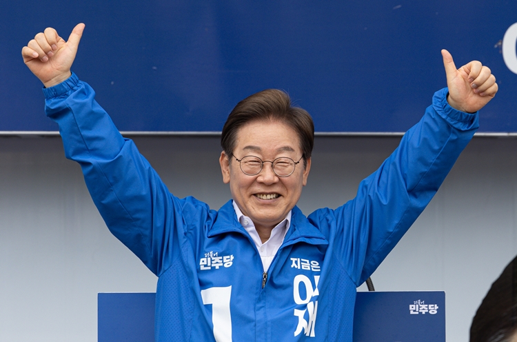 이재명 더불어민주당 대선 후보가 민주당의 전통적인 텃밭인 호남에 공을 들이는 모습이다. 사진은 이 후보가 16일 전북 군산시 구시청광장에서 열린 유세에서 두 손을 들어 시민들에게 인사하고 있는 모습. / 뉴시스