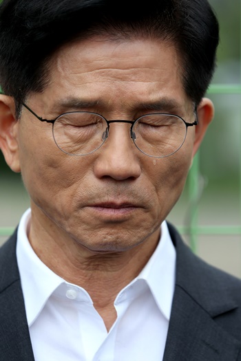 김문수 국민의힘 대통령 후보가 17일 오전 광주 북구 광주교도소 터를 찾아 눈물을 흘리고 있다. /뉴시스