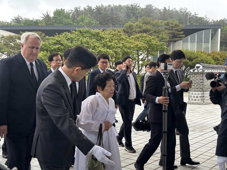 김문수 국민의힘 대통령 후보가 17일 오전 광주 북구 5.18민주묘지를 찾아 참배하기 위해 이동하던 중 5.18민주묘지를 찾은 오월어머니를 부축하려는 모습. 이들 간 대화를 나누는 등의 모습은 없었다. / 광주=손지연