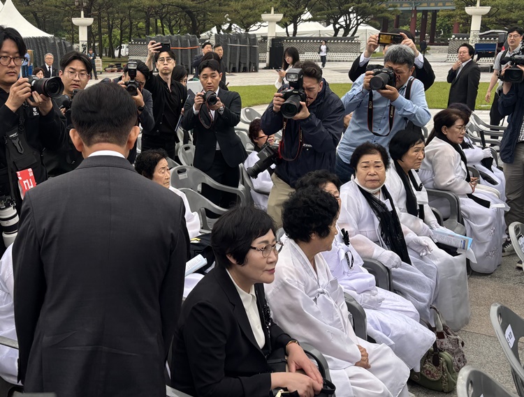 김문수 국민의힘 대통령 후보가 17일 오전 광주 북구 5.18민주묘지에서 참배를 마치고 이동하다 기념식을 위해 마련된 의자에 착석한 유가족을 만나 목례를 건네는 모습. 소복을 입은 오월어머니들은 김 후보의 인사에도 굳은 얼굴로 정면을 응시했다. /광주=손지연 기자