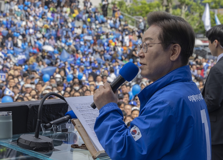 이재명 더불어민주당 대선후보가 17일 광주 서구 김대중컨벤션센터 광장에서 열린 집중유세에서 연설하고 있다. (공동취재) / 뉴시스