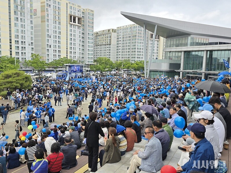 17일 광주 김대중컨벤션센터 앞 광장은 2만명(주최 측 추산 / 경찰 추산 6,000명)의 인파가 몰렸다. / 광주=김두완 기자