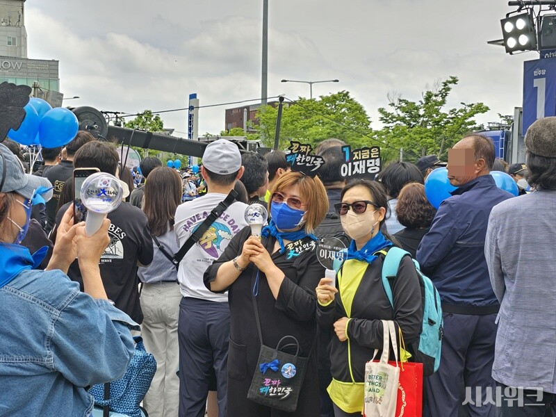 이재명 후보 지지자들이 '진짜 대한민국', '지금은 이재명'이란 문구가 쩍힌 머리띠를 하고 유세 현장에서 기념촬영을 하고 있다. / 광주=김두완 기자
