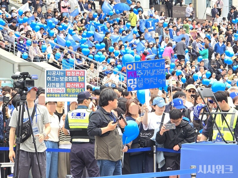 사진은 많은 인파 속에 이재명 후보 지지자가 '이재명'으로 삼행시를 지은 팻말을 들고 서있는 모습이다. / 광주=김두완 기자