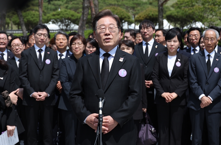 이재명 더불어민주당 대선 후보가 개헌에 대한 구상을 발표했다. 사진은 이 후보가 지난 18일 광주 북구 운정동 국립5·18민주묘지에서 열린 제45주년 5·18민주화운동 기념식에 참석한 후 백브리핑을 하고 있는 모습. / 뉴시스