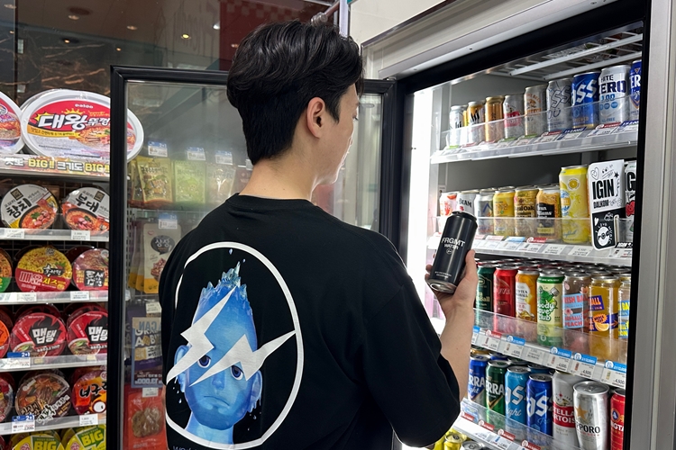 GS25가 패션 브랜드 프라그먼트 및 버추얼 캐릭터 웨이드와 협업해 탄산수를 출시했습니다. / GS리테일