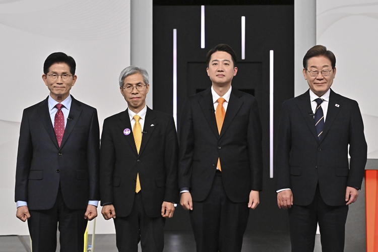 18일 서울 마포구 SBS프리즘타워에서 열린 중앙선거방송토론위원회 주관 제21대 대통령선거 후보자 토론회에서 각 정당 대선 후보들이 선전을 다짐하고 있다. 왼쪽부터 국민의힘 김문수, 민주노동당 권영국, 개혁신당 이준석, 더불어민주당 이재명 대선후보. / 뉴시스