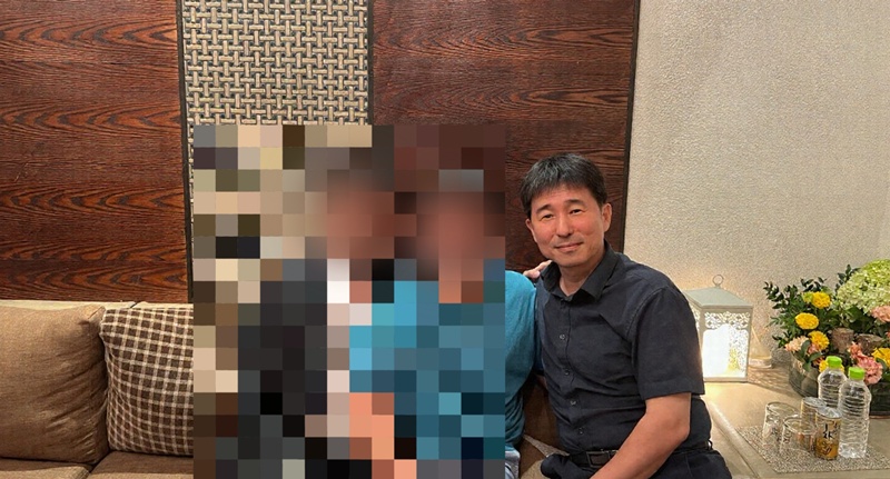 지귀연 부장판사의 룸살롱 접대 의혹과 관련한 사잔이라며 19일 오후 1시 50분에 더불어민주당이 공개한 사진(공개된 인물이 지귀연 판사). / 더불어민주당