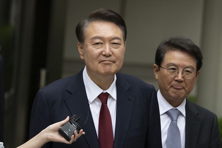 윤석열 전 대통령이 19일 서울 서초구 중앙지방법원에서 열린 내란 우두머리 혐의, 직권남용 권리행사방해 혐의 사건 4차 공판의 오전 재판을 마친 뒤 법정을 나서며 취재진 질문을 듣고 있다. / 뉴시스