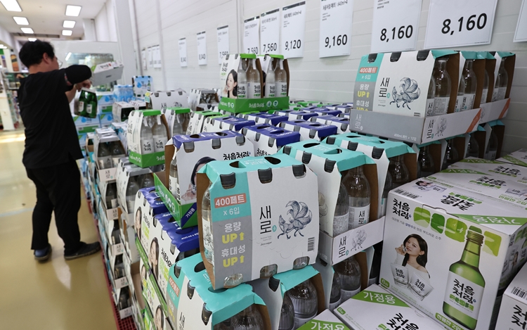 맥주 성수기로 불리는 여름이 다가오고 있는 가운데, 하이트진로는 맥주 제품 가격 인상했고 롯데칠성음료는 팝업스토어를 통해 소비자 점점을 강화하고 있다. / 뉴시스