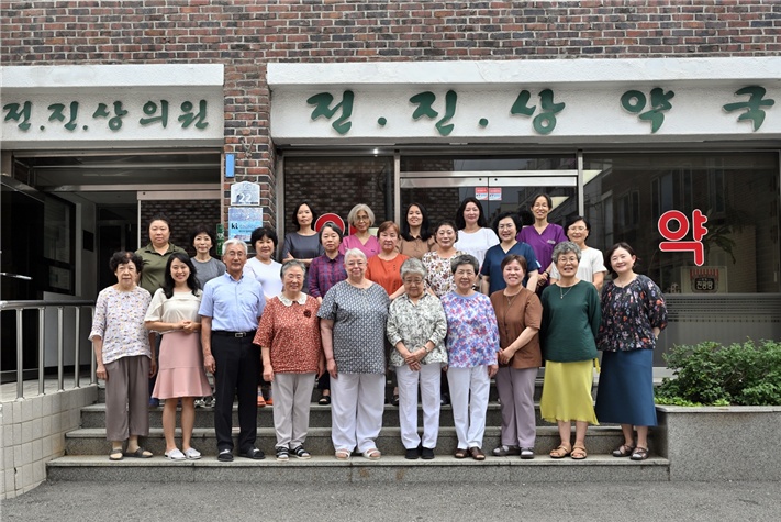 포니정재단은 제19회 ‘포니정 혁신상’ 수상자로 전‧진‧상의원·복지관’을 선정했다. (사진 첫줄 왼쪽에서 네 번째부터) 유송자 사회복지사, 배현정 원장, 김영자 간호사, 최소희 약사, 강귀엽 간호사, 최혜영 사회복지사. / 포니정재단