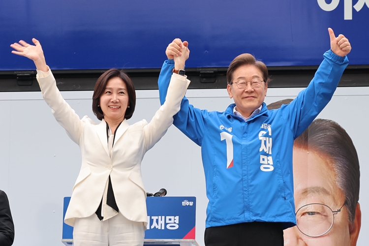 이재명 더불어민주당 대선 후보가 지난 19일 서울 영등포구 타임스퀘어 광장에서 열린 유세에서 허은아 전 개혁신당 대표 손을 잡고 있다. / 뉴시스