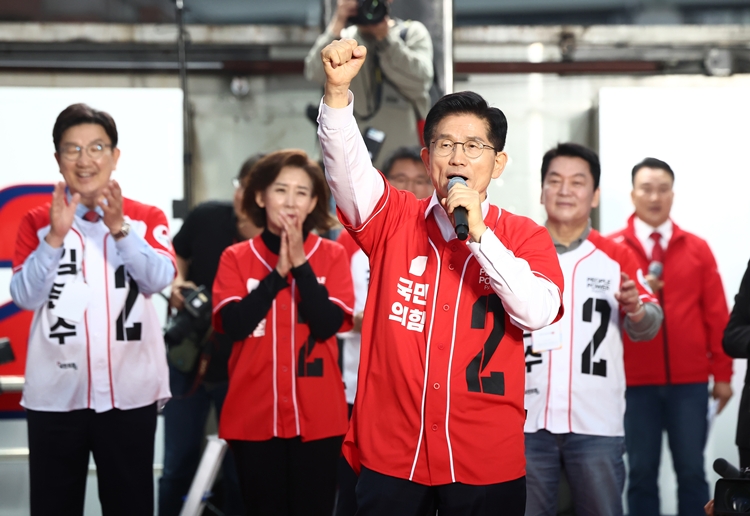 김문수 국민의힘 대선 후보가 지난 19일 저녁 서울역 광장에서 유세를 하고 있다. (공동취재) / 뉴시스