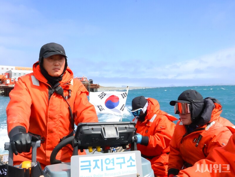 사진은 해상 연구를 진행하는 연구원을 세종기지 근처에 위치한 마리안소만으로 이송하기 위해 황대하 대원이 조디악을 운전해 이동하는 모습이다. / 사진=남극특별취재팀