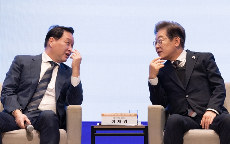대한상공회의소 회장을 맡고 있는 최태원 SK그룹 회장은 최근 1년여 새 이재명 후보를 공식석상에서만 세 번 만났다. / 뉴시스