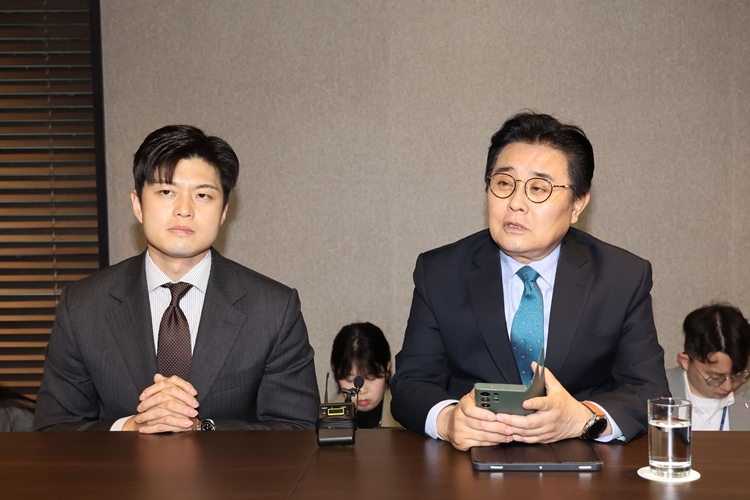 전병헌 새미래민주당 대표가 20일 서울 여의도 한 호텔에서 김용태 국민의힘 비상대책위원장과 회동하며 발언하고 있다. / 뉴시스