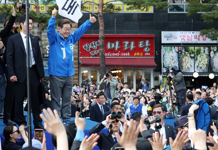 이재명 더불어민주당 대선후보가 20일 경기 파주시 금릉역 중앙광장에서 열린 유세에서 연설을 마친 뒤 시민들을 향해 인사하고 있다. / 뉴시스