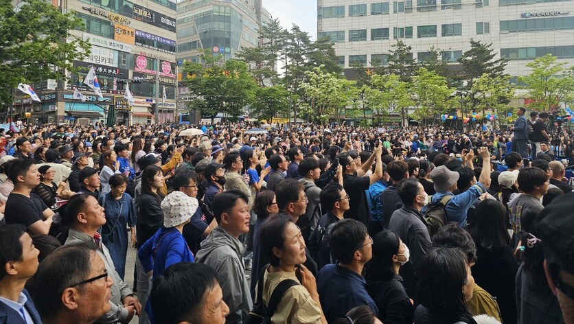 경기도 파주 시민들이 20일 이재명 더불어민주당 대선 후보 유세를 보기위해 금릉역 중앙광장에 몰려있다. / 전두성 기자