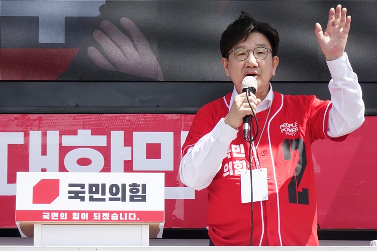 권성동 국민의힘 공동선대위원장이 지난 17일 오후 제주시 도두일동 제주오일시장에서 김문수 후보 지지를 호소하고 있다. /뉴시스