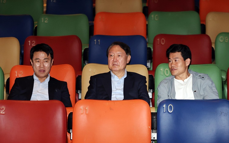 윤석열 전 대통령이 21일 오전 서울 중구 메가박스 동대문점에서 다큐멘터리 영화 '부정선거, 신의 작품인가'를 관람하기 위해 착석해 있다. 왼쪽부터 이영돈 PD, 윤 전 대통령, 전직 한국사 강사 전한길씨. /뉴시스
