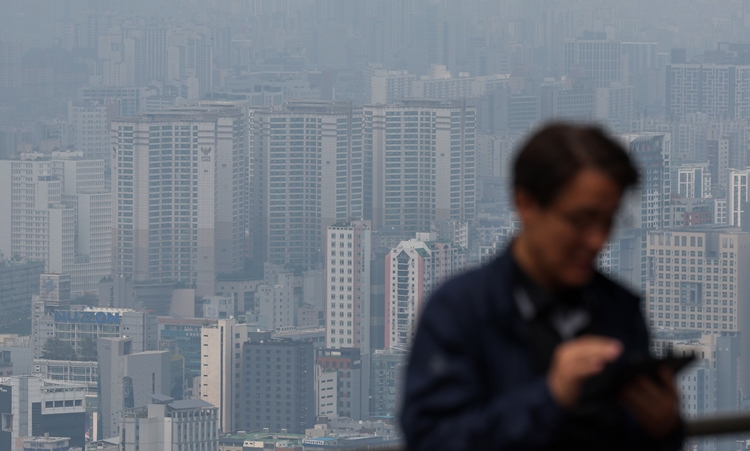 금융위원회는 20일 ‘가계부채 점검회의를 열고 관계부처 및 금융업권 관계자와 3단계 스트레스 DSR의 세부 시행방안 등을 논의했다. / 뉴시스