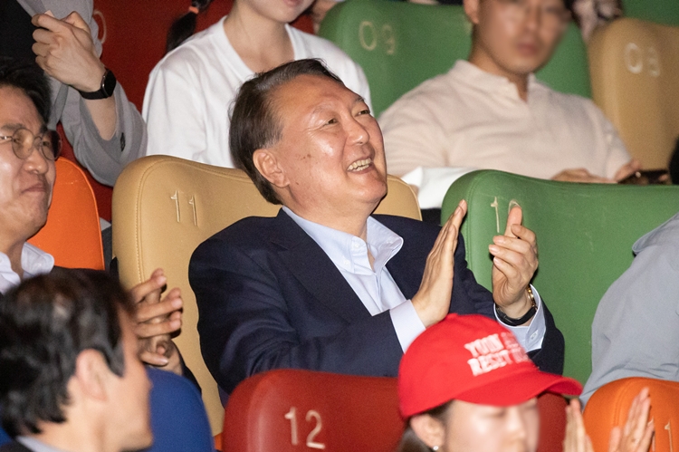 윤석열 전 대통령이 21일 오전 서울 중구 메가박스 동대문점에서 다큐멘터리 영화 '부정선거, 신의 작품인가' 관람을 마친 뒤 박수를 치고 있다. / 뉴시스