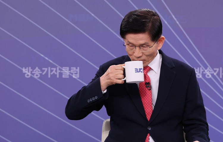 김문수 국민의힘 대선 후보가 21일 경기도 고양 MBN 미디어센터에서 열린 한국방송기자클럽 대선 후보 초청 토론회에서 물을 마시고 있다. /뉴시스