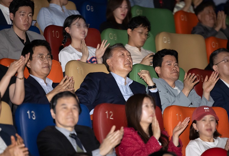 윤석열 전 대통령이 21일 오전 서울 중구 메가박스 동대문점에서 다큐멘터리 영화 '부정선거, 신의 작품인가' 관람을 마친 뒤 미소짓고 있다. /뉴시스