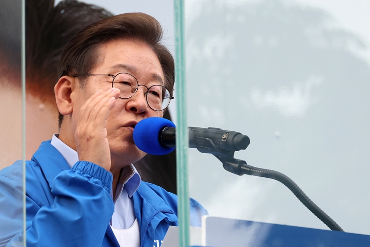 더불어민주당이 최근 대선 ‘낙관론’에 대한 경계를 강화하고 있다. 사진은 이재명 대선 후보가 21일 인천 서구 청라커낼로 인근에서 열린 유세에서 연설을 하고 있는 모습. / 뉴시스