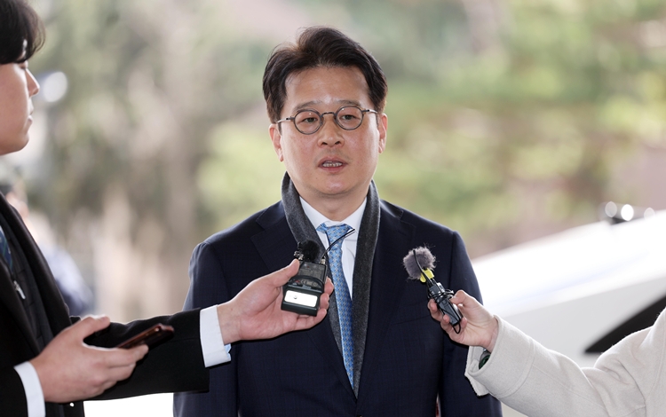 헌법재판소에서 탄핵소추안이 기각되면서 직무에 복귀한 이창수 중앙지검장이 지난 3월 13일 오후 서울 서초구 서울중앙지방검찰청으로 출근하며 입장을 밝히고 있다. / 뉴시스