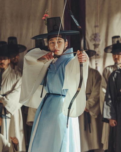 화려한 액션 연기를 선보인 이재욱. / 넷플릭스