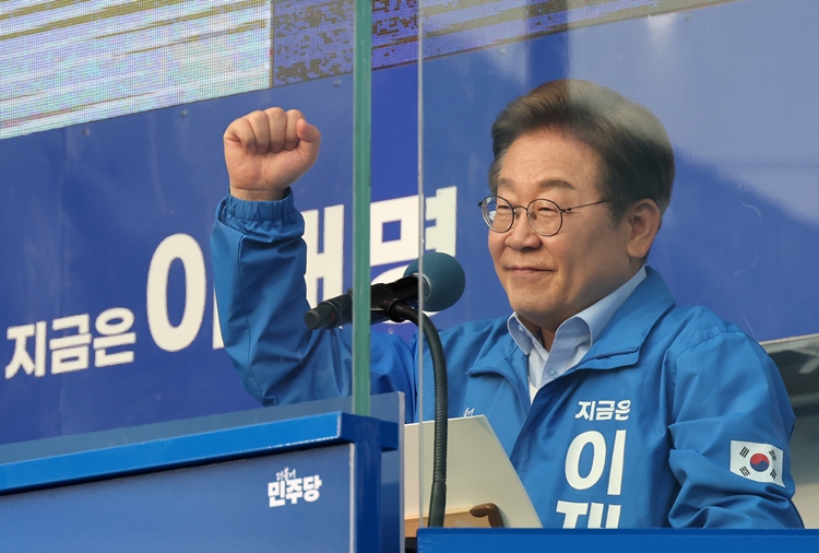 이재명 더불어민주당 대선 후보가 22일 “국가·사회가 함께 책임지는 ‘기본사회’를 열어가겠다”며 기본사회 공약을 발표했다. 사진은 이 후보가 지난 21일 인천 계양구 계양역 앞에서 열린 유세에서 연설하고 있는 모습. / 뉴시스