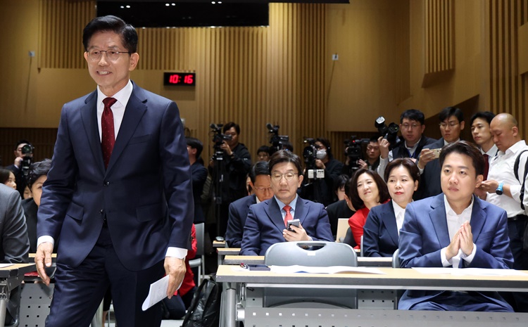 이준석 개혁신당 대선 후보가 지난 19일 오전 서울 중구 서울시청에서 열린 '약자와 동행하는 서울' 토론회에서 단상으로 향하는 김문수 국민의힘 대선 후보를 바라보고 있다. /뉴시스