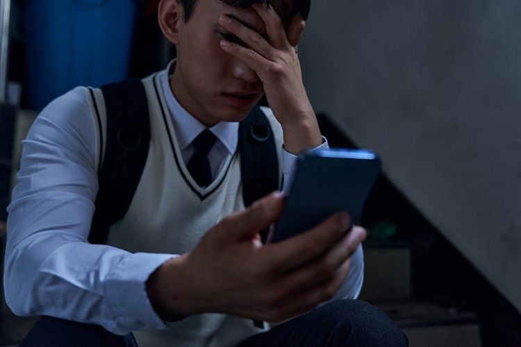 사이버폭력 피해학생의 자살‧자해 충동 경험률이 전체 학교폭력 피해 학생에 비해 높다는 조사결과가 나왔다. / 게티이미지뱅크