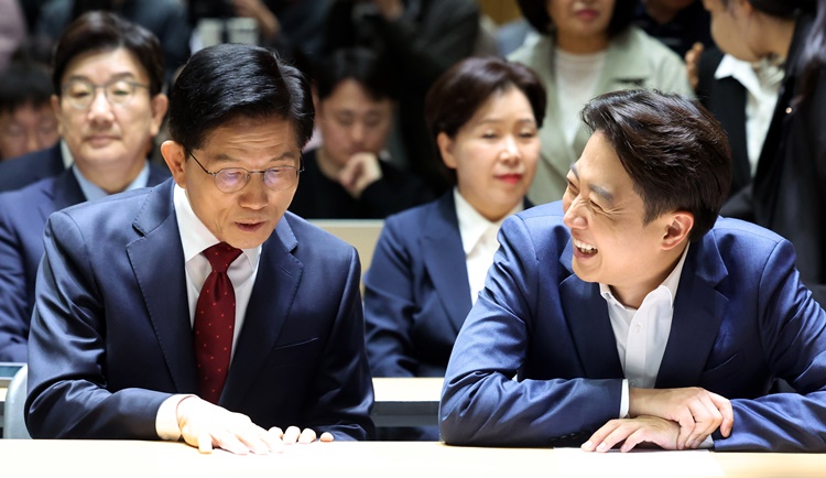 김문수 국민의힘 대선 후보와 이준석 개혁신당 대선 후보가 지난 19일 오전 서울 중구 서울시청에서 열린 '약자와 동행하는 서울' 토론회에서 대화하고 있다. /뉴시스