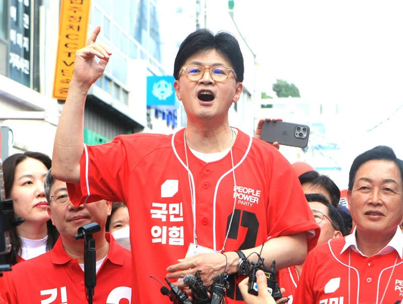 사진은 한동훈 국민의힘 전 대표가 22일 강원 원주시 중앙동 문화의거리에서 김문수 대선 후보 지지를 호소하고 있는 모습이다. / 뉴시스