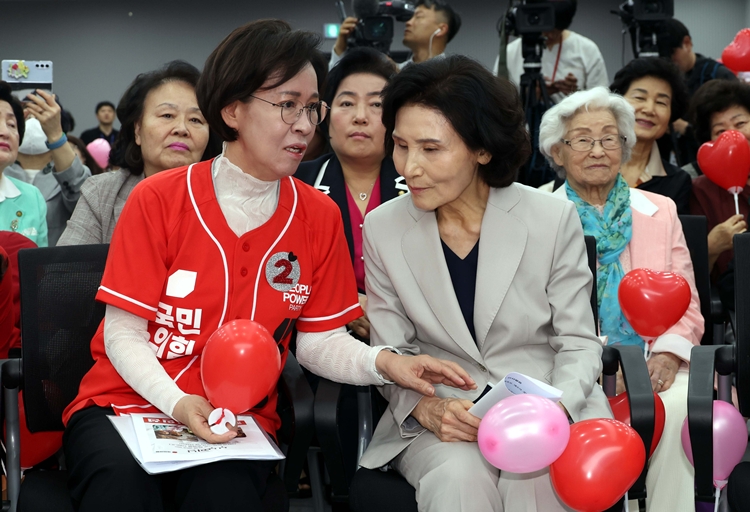 김문수 국민의힘 대선후보의 배우자인 설난영 여사가 21일 오후 서울 여의도 중앙당사 다목적홀에서 열린 여성본부 필승결의대회에서 이인선(왼쪽) 여성본부장과 대화를 하고 있다. / 뉴시스