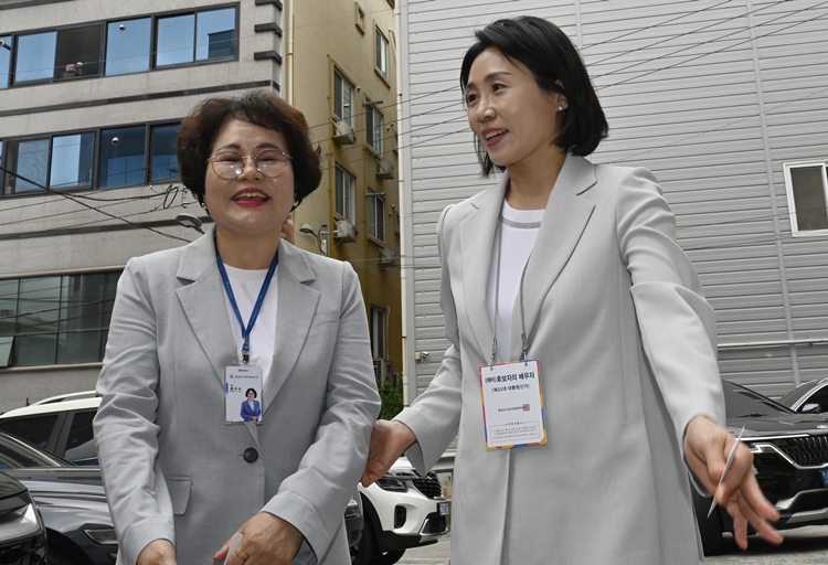 이재명 더불어민주당 대선 후보의 배우자 김혜경 여사가 지난 20일 오후 광주 서구 쌍촌동 광주자립지원 전담기관을 찾아 황인숙 관장 등 관계자들과 인사를 나누고 있다. 김 여사는 이날 지역 자립준비청년 10명을 만나 비공개 면담을 가졌다. / 뉴시스