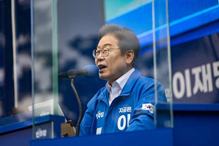 이재명 더불어민주당 대선후보가 22일 경남 양산시 양산워터파크공원에서 열린 집중유세에서 연설하고 있다. / 뉴시스