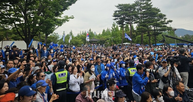 경남 양산 시민들이 22일 이재명 더불어민주당 대선 후보를 보기 위해 양산워터파크공원에 모여있다. / 전두성 기자