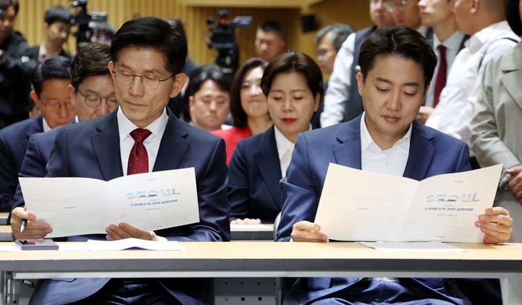 김문수 국민의힘 대선 후보와 이준석 개혁신당 대선 후보가 지난 19일 오전 서울 중구 서울시청에서 열린 '약자와 동행하는 서울' 토론회에서 자료를 살펴보고 있다. /뉴시스