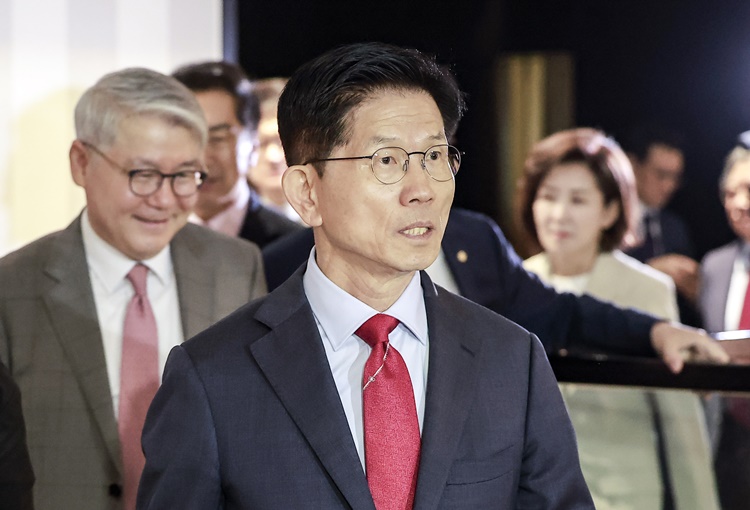 김문수 국민의힘 대선 후보가 23일 서울 중구 더플라자호텔에서 열린 제3회 국가와 민족을 위한 조찬기도회에 참석하고 있다. /뉴시스