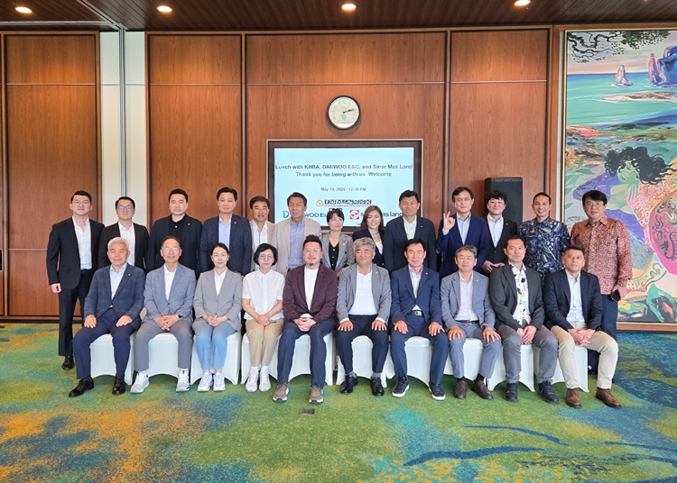 해외주택사업 투자개척단과 시나르마스 랜드 임원단(정원주 회장 사진 앞줄 오른쪽 다섯번째, 마이클 위자야 시나르마스 랜드 사장 사진 왼쪽 다섯번째)