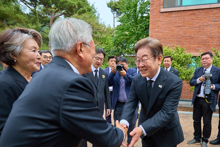 이재명 더불어민주당 대선후보가 고 노무현 전 대통령 16주기인 23일 경남 김해시 진영읍 봉하마을 노 전 대통령 사저에서 문재인 전 대통령과 인사를 나누고 있다. / 뉴시스