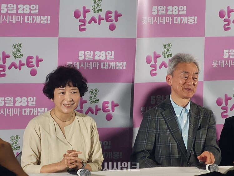 ‘알사탕’ 기자간담회에 참석한 원작자 백희나 작가(왼쪽)와 와시오 타카시 프로듀스. / 시사위크 DB