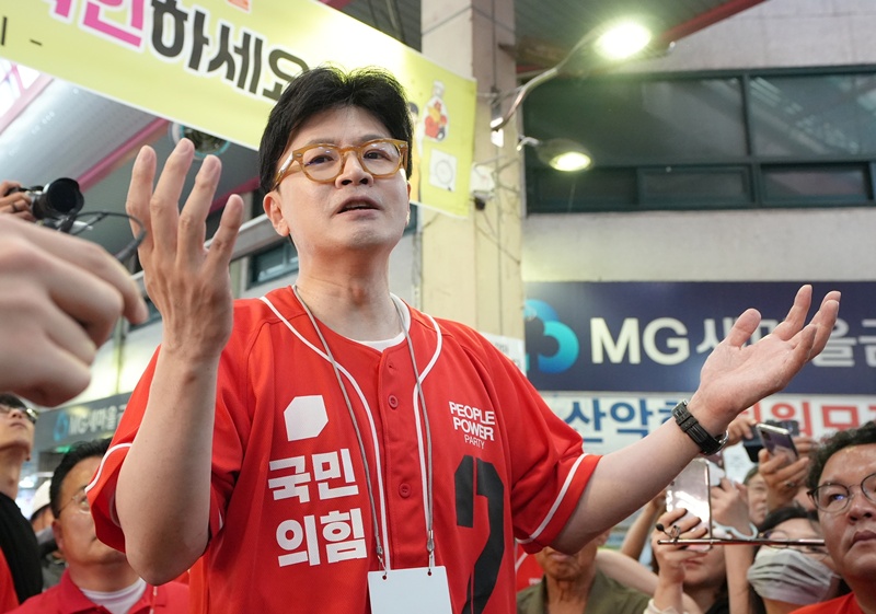 한동훈 국민의힘 전 대표가 22일 충북 청주 육거리종합시장에서 김문수 대선 후보 지지를 호소하고 있다. /뉴시스