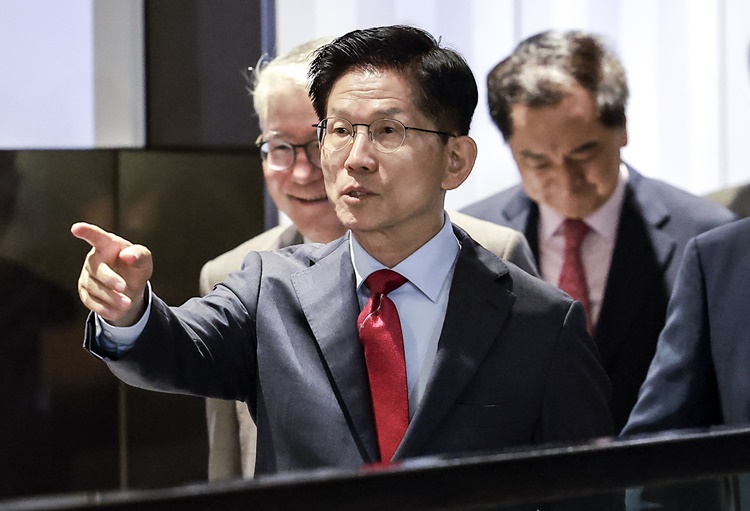 김문수 국민의힘 대선 후보가 23일 서울 중구 더플라자호텔에서 열린 제3회 국가와 민족을 위한 조찬기도회에 참석하며 연호하는 지지자들에게 그만하라며 손짓하고 있다. /뉴시스