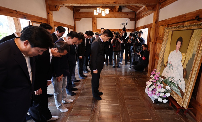 김문수 국민의힘 대선 후보가 25일 오전 충북 옥천군 고(故) 육영수 여사 생가를 방문해 영정 앞에서 묵념하고 있는 모습이다. / 뉴시스
